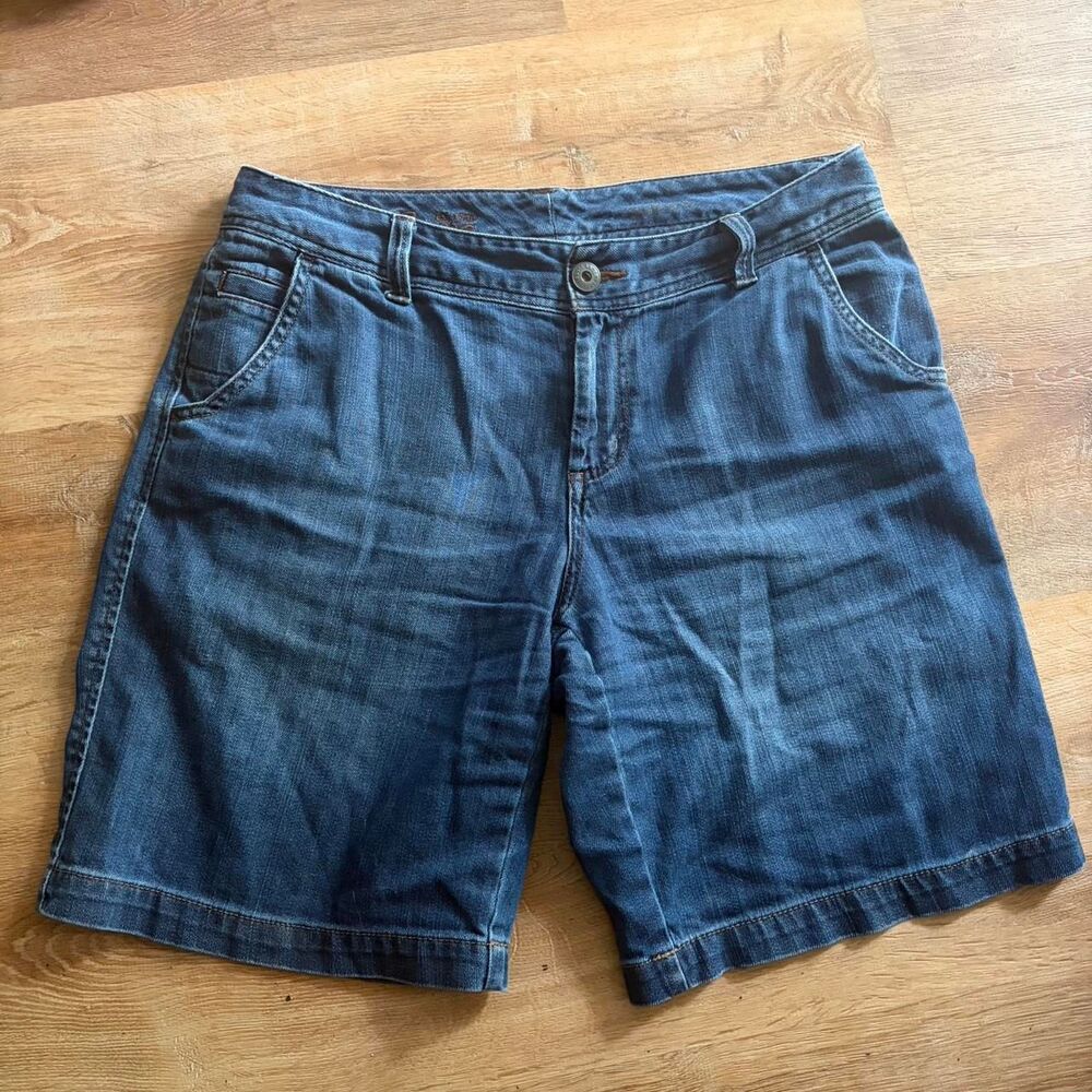 Eddie Bauer Curvy Women's Mid Rise Medium Wash Denim Shorts